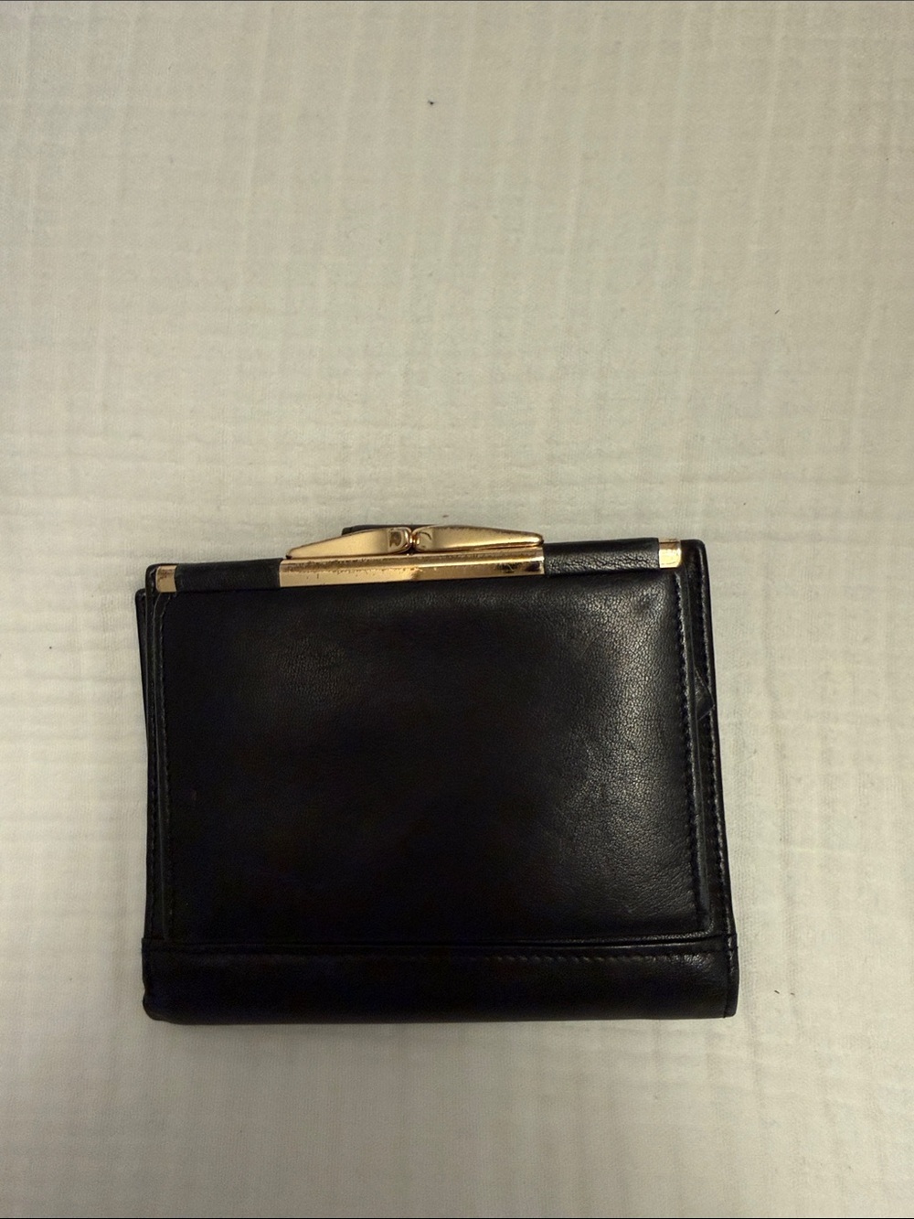 Vintage Etienne Aigner bi-fold black wallet with kiss lock coin - Picture 2 of 6